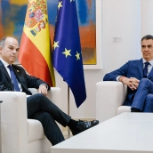 El secretario general de Junts, Jordi Turull (i), y el presidente del Gobierno, Pedro Sánchez (d). Carlos Luján / Europa Press