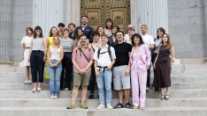 Víctimas de terapias de reconversión se fotografían frente al Congreso con diputados del PSOE, Sumar, PNV y Podemos, además de la ministra de Igualdad, Ana Redondo. Jesús Hellín / Europa Press
