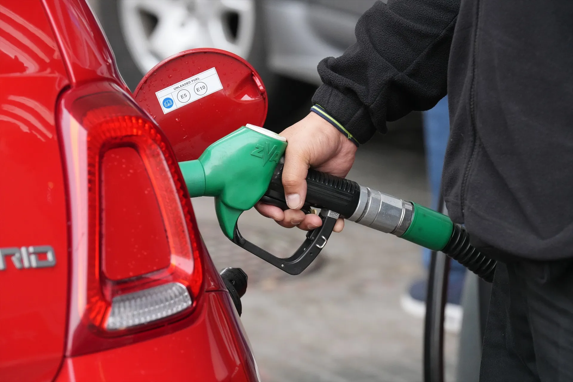 EuropaPress 7338284 persona echa combustible marzo 2026 barcelona catalunya espana repunte