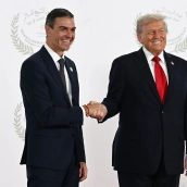 El presidente del Gobierno, Pedro Sánchez, y el presidente de Estados Unidos, Donald Trump se saludan al inicio de la ceremonia de firma del Plan de Paz para Oriente Próximo el pasado octubre / Pool Moncloa - Borja Puig de la Bellacasa