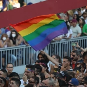 EuropaPress 4559668 persona sostiene bandera lgtb orgullo julio 2022 madrid espana lema frente EuropaPress 4559668 persona sostiene bandera lgtb orgullo julio 2022 madrid espana lema frente