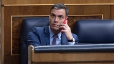 El presidente del Gobierno, Pedro Sánchez, habla por el teléfono. Alberto Ortega / Europa Press