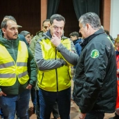 El presidente de la Junta de Andalucía atiende a los medios de comunicación tras visitar a los equipos emergencias en el Polideportivo de Adamuz , a 19 de enero de 2026 en Adamuz (Córdoba, España)