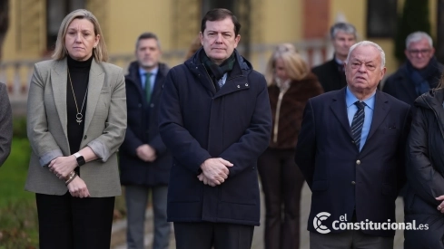 El presidente de la Junta de Castilla y León, Alfonso Fernández Mañueco en el minuto de silencio por la tragedia de Adamuz