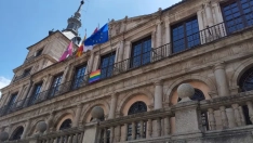 La bandera del colectivo LGTBI+ vuelve al Ayuntamiento de Toledo. / EP