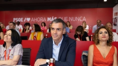 El presidente del Gobierno Pedro Sánchez, la vicesecretaria general, María Jesús Montero, y la secretaria de organización, Rebeca Torró Soler. Jesús Hellín / Europa Press