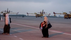 Varias personas que han sido evacuadas de Gaza a su llegada a la Base Aérea de Torrejón, a 16 de noviembre de 2023. Ricardo Rubio / Europa Press