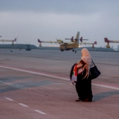 Varias personas que han sido evacuadas de Gaza a su llegada a la Base Aérea de Torrejón, a 16 de noviembre de 2023. Ricardo Rubio / Europa Press