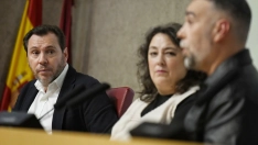 El ministro de Transportes, Óscar Puente; la directora de Público, Virginia Pérez Alonso y el periodista y secretario general de FACUA-Consumidores en Acción, Rubén Sánchez