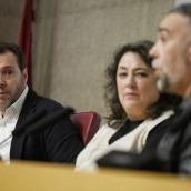 El ministro de Transportes, Óscar Puente; la directora de Público, Virginia Pérez Alonso y el periodista y secretario general de FACUA-Consumidores en Acción, Rubén Sánchez