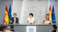 La ministra Portavoz, Elma Saiz, la vicepresidenta tercera y ministra para la Transición Ecológica y el Reto Demográfico, Sara Aagesen, y el vicepresidente primero y ministro de Economía, Comercio y Empresa, Carlos Cuerpo.  Gabriel Luengas / Europa Press