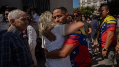 Varias personas durante un minuto de silencio por las víctimas de los terremotos de Venezuela. Adrián Irago / Europa Press
