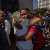 Varias personas durante un minuto de silencio por las víctimas de los terremotos de Venezuela. Adrián Irago / Europa Press