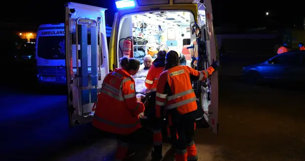 Una ambulancia atiende a un herido por el accidente