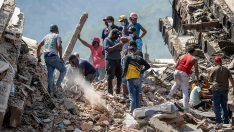 Voluntarios y residentes ayudan en las tareas de búsqueda y rescate en la ciudad de Caraballeda, en el estado de La Guaira. MIGUEL MEDINA/AFP. RTVE