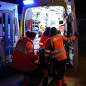 Una ambulancia atiende a un herido por el accidente