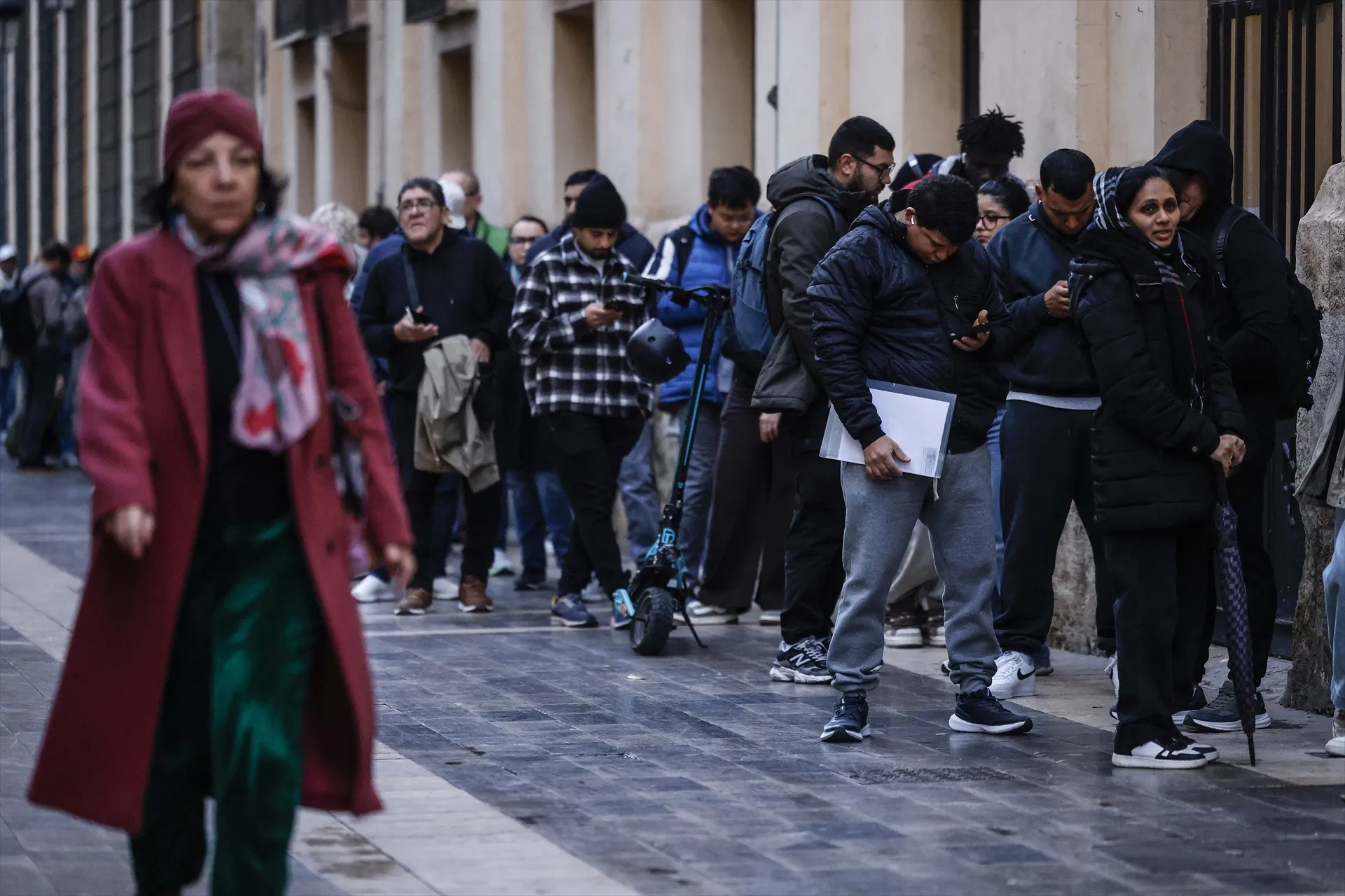 EuropaPress 7266852 decenas inmigrantes hacen cola ayuntamiento valencia febrero 2026 valencia