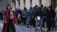 EuropaPress 7266852 decenas inmigrantes hacen cola ayuntamiento valencia febrero 2026 valencia