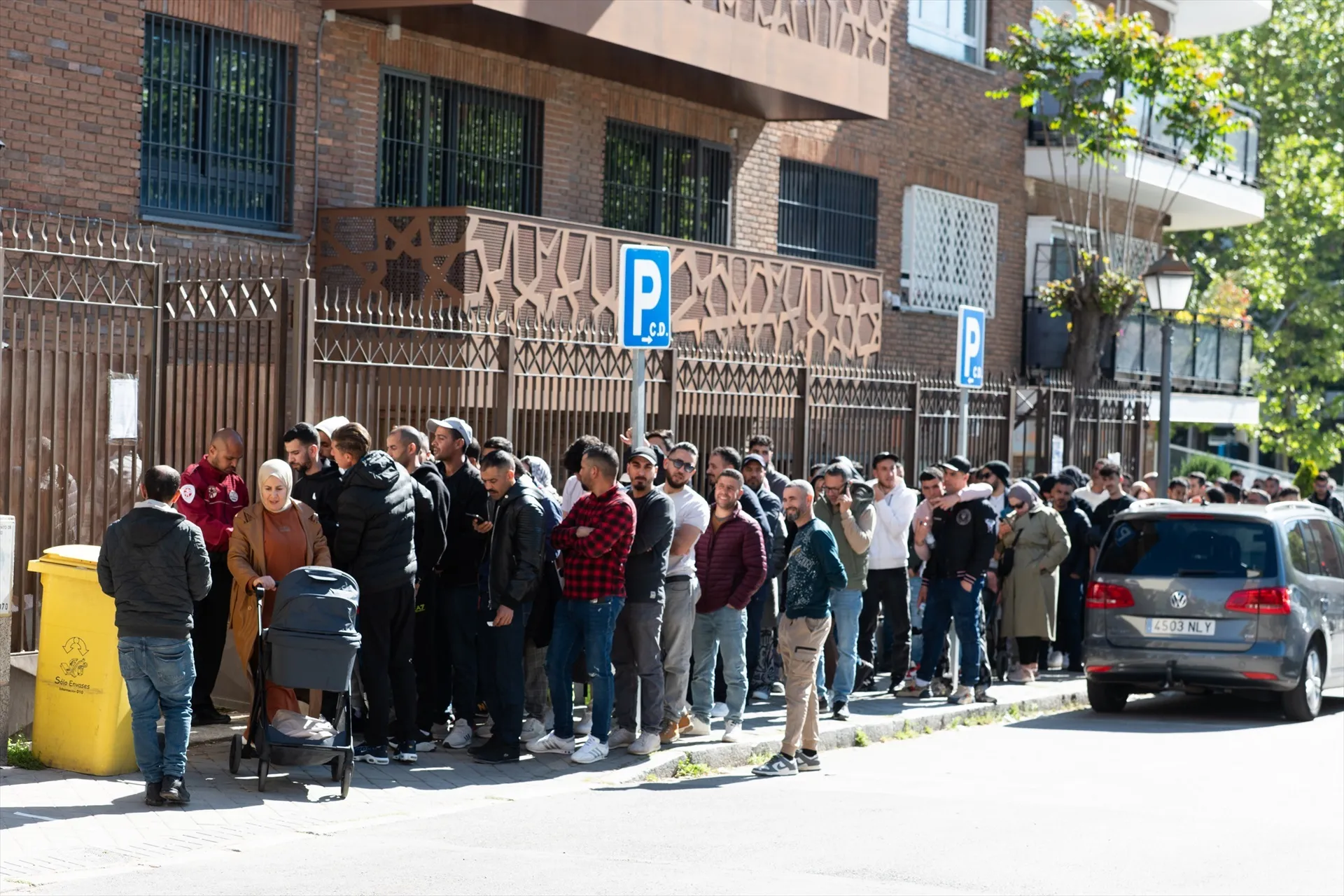 EuropaPress 7443091 varias personas hacen cola entrar embajada consulado marruecos 15 abril