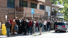 EuropaPress 7443091 varias personas hacen cola entrar embajada consulado marruecos 15 abril