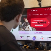 Una persona realiza una búsqueda en Shein.  Eduardo Parra / Europa Press