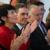 El presidente del Gobierno, Pedro Sánchez (c), junto a la ministra de Inclusión, Seguridad Social y Migraciones, Elma Saiz (i). Fernando Sánchez / Europa Press El presidente del Gobierno, Pedro Sánchez (c), junto a la ministra de Inclusión, Seguridad Social y Migraciones, Elma Saiz (i). Fernando Sánchez / Europa Press