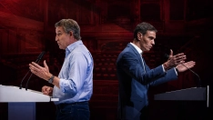 El líder del Partido Popular (PP), Alberto Núñez Feijóo (i), y el presidente del Gobierno y líder del PSOE, Pedro Sánchez (d). / EP