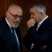 El ex secretario de Organización del PSOE Santos Cerdán (d) conversa con el abogado Jacobo Teijelo (i) en el Senado. Eduardo Parra / Europa Press