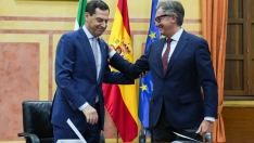 El recién investido presidente de la Junta de Andalucía, Juanma Moreno (i), junto al portavoz del grupo parlamentario de la ultraderecha Vox en Andalucía y nuevo vicepresidente, Manuel Gavira (d). María José López / Europa Press