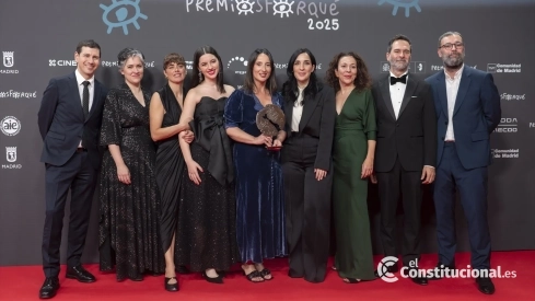 Parte del equipo de 'Los domingos' posa con su premio a Mejor largometraje de ficción por 'Los domingos', en la 31 edición de los Premios José María Forqué, en el Palacio Municipal de IFEMA, a 13 de diciembre de 2025, en Madrid (España)