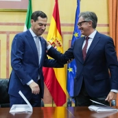 El recién investido presidente de la Junta de Andalucía, Juanma Moreno (i), junto al portavoz del grupo parlamentario de la ultraderecha Vox en Andalucía y nuevo vicepresidente, Manuel Gavira (d). María José López / Europa Press