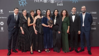 Parte del equipo de 'Los domingos' posa con su premio a Mejor largometraje de ficción por 'Los domingos', en la 31 edición de los Premios José María Forqué, en el Palacio Municipal de IFEMA, a 13 de diciembre de 2025, en Madrid (España)