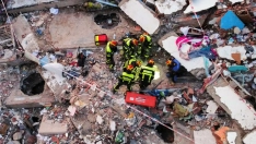Tomado de El Confidencial. Miembros de los equipos de rescate trabajan en un edificio colapsado en La Guaira. (Reuters/Leonardo Fernandez Viloria