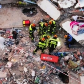 Tomado de El Confidencial. Miembros de los equipos de rescate trabajan en un edificio colapsado en La Guaira. (Reuters/Leonardo Fernandez Viloria