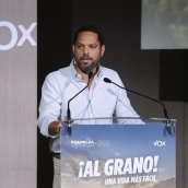 Vox vuelve a agitar la xenofobia y la conspiración con la teoría del reemplazo: "España ni se rinde ni se sustituye por extranjeros"