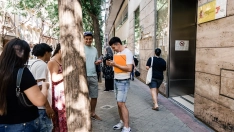 EuropaPress 7632247 varias personas migrantes esperan exterior oficina seguridad social 30
