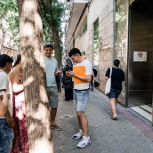 Varias personas migrantes esperan en el exterior de una oficina de la Seguridad Social por la regularización. Carlos Luján / Europa Press