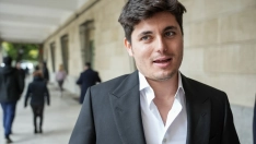 El agitador ultra, Vito Quiles, atiende a un periodista a su salida del Juzgado de Instrucción tras declarar como investigado. Foto de archivo / Europa Press