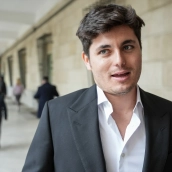 El agitador ultra, Vito Quiles, atiende a un periodista a su salida del Juzgado de Instrucción tras declarar como investigado. Foto de archivo / Europa Press