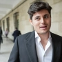 El agitador ultra, Vito Quiles, atiende a un periodista a su salida del Juzgado de Instrucción tras declarar como investigado. Foto de archivo / Europa Press