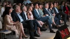 El presidente del Gobierno, Pedro Sánchez (c), junto a la vicepresidenta segunda, Yolanda Díaz (i), y la ministra portavoz, Elma Saiz (d), entre otros ministros en el evento por el final de la regularización de inmigrantes esta semana. Alberto Ortega / Europa Press