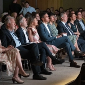 El presidente del Gobierno, Pedro Sánchez (c), junto a la vicepresidenta segunda, Yolanda Díaz (i), y la ministra portavoz, Elma Saiz (d), entre otros ministros en el evento por el final de la regularización de inmigrantes esta semana. Alberto Ortega / Europa Press