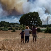 Varias personas observan el humo del incendio, en La Bisbal d'Empordà, Girona, Catalunya. Glòria Sánchez / Europa Press Varias personas observan el humo del incendio, en La Bisbal d'Empordà, Girona, Catalunya. Glòria Sánchez / Europa Press