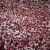 Ambiente previo al Chupinazo de San Fermín 2025, en la Plaza del Ayuntamiento, a 6 de julio de 2025. Eduardo Sanz / Europa Press