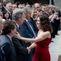 La presidenta de la Comunidad de Madrid, Isabel Díaz Ayuso, saluda al presidente del PP, Alberto Núñez Feijóo.  A. Pérez Meca / Europa Press