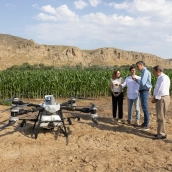 El presidente del Gobierno, Pedro Sánchez (2d), y el ministro de Agricultura, Pesca y Alimentación, Luis Planas (d), durante la presentación del Plan Estatal de Fertilizantes, en la Finca de Maíz. Jesús Hellín / Europa Press