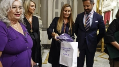 La concejal de Vox en el Ayuntamiento de Valencia, Cecilia Herrero (en el centro)