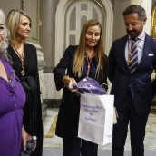 La concejal de Vox en el Ayuntamiento de Valencia, Cecilia Herrero (en el centro)