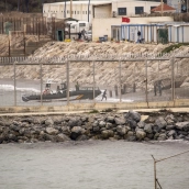 Una patrulla del Servicio Marítimo de la Guardia Civil rescata a un migrante avistado frente a la playa del Tarajal. Imagen de archivo: Antonio Sempere / Europa Press