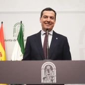 El presidente de la Junta de Andalucía, Juanma Moreno, presenta su Ejecutivo en rueda de prensa. Fuente: Junta de Andalucía El presidente de la Junta de Andalucía, Juanma Moreno, presenta su Ejecutivo en rueda de prensa. Fuente: Junta de Andalucía